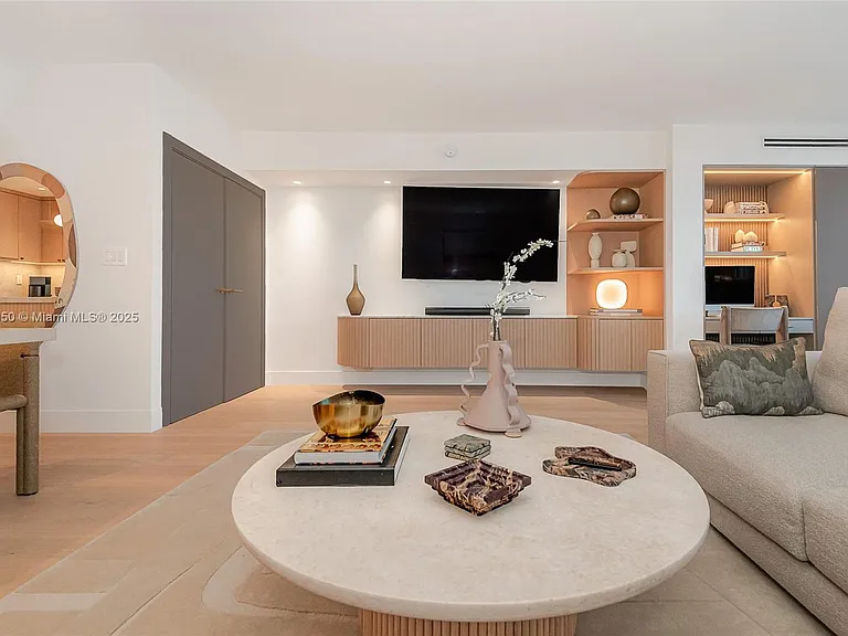 2301 Collins Ave #1527 — Photo 16