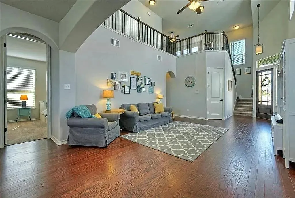 4 bed, 3.5 bath, 2399 sqft, $2,200 — Photo 2