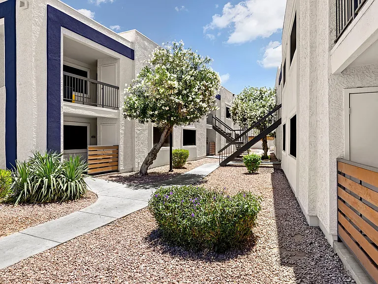 Celeste on Glendale — Photo 15