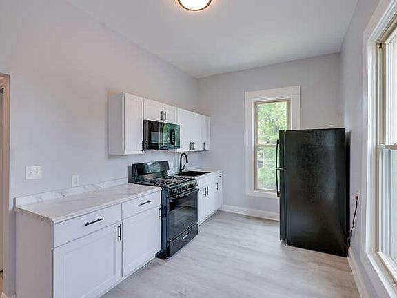 2nd image of 599 Oak St #7