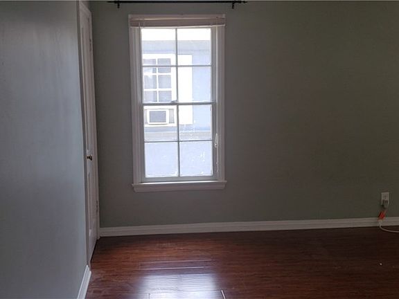 2nd image of 454 Kelton Ave #1/4