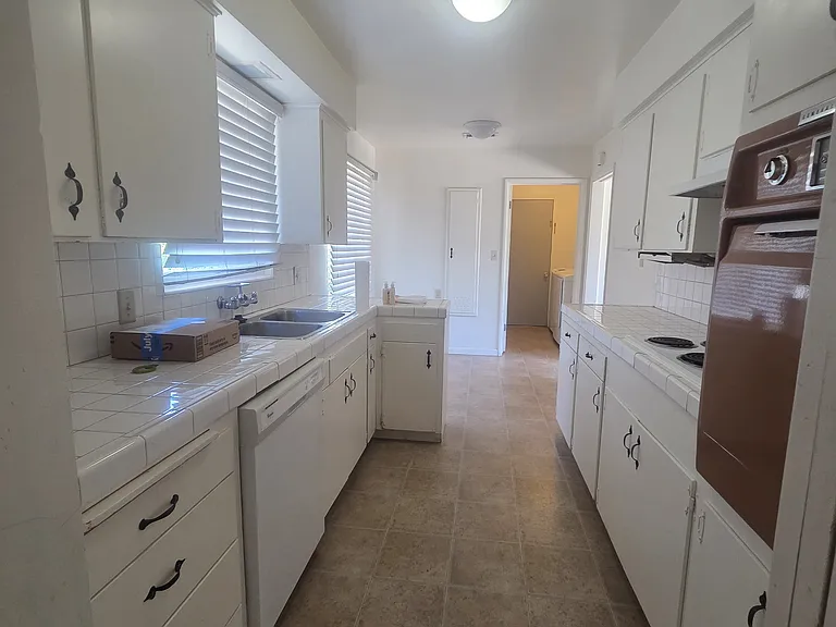 2420 E Pontiac Way — Photo 12