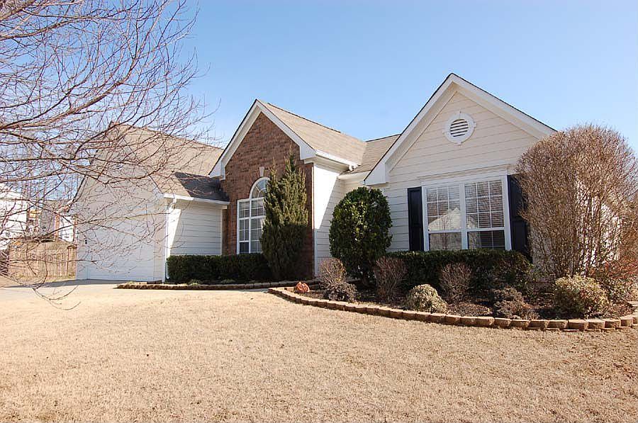 Brick ranch with new carpet, paint, & tile!