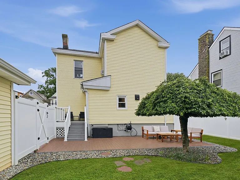 7 Fairview Ave — Photo 28