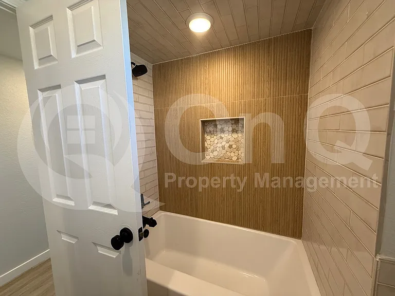 3037 W Monmouth St — Photo 23