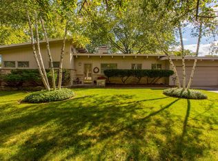 9080 N Rexleigh Dr, Bayside, WI 53217