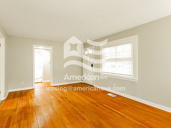 1299603_003_living_room_14312289.jpg