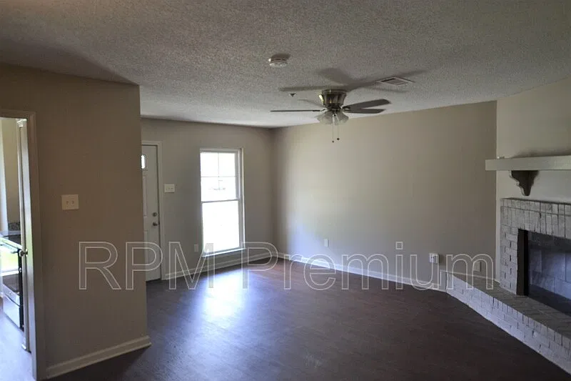 3 bed, 2.0 bath, 1100 sqft, $1,225 — Photo 2
