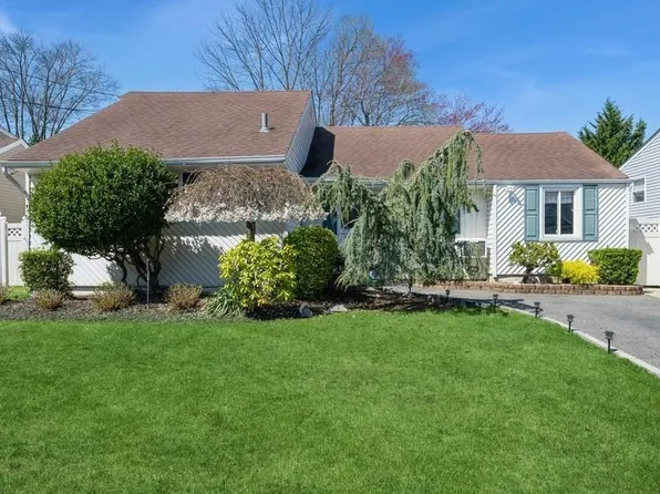 30 Jane Drive, North Babylon, NY 11703