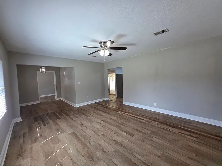 109 Reed Rd — Photo 5