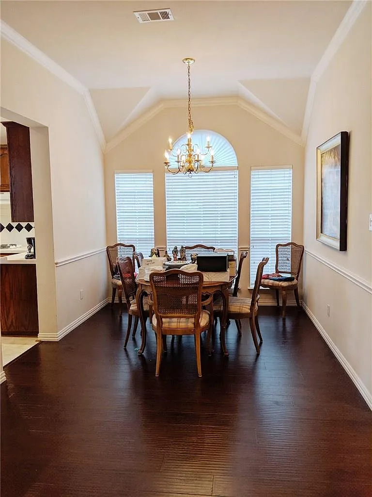 4 bed, 1988 sqft, $2,500 — Photo 3