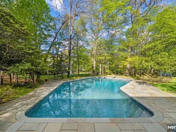 639 Pawnee Ln, Franklin Lakes, NJ 07417