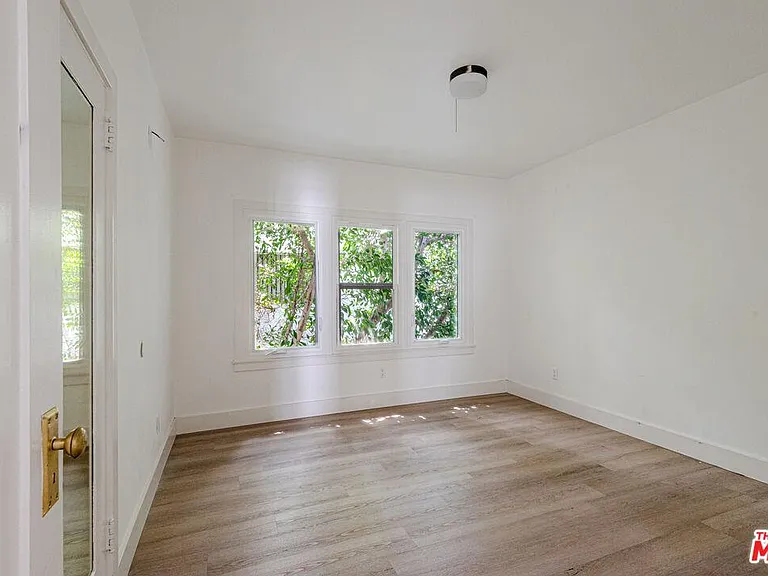 1040 N Crescent Heights Blvd — Photo 11