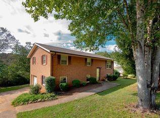 1325 Riverview Dr, Hickory, NC 28602