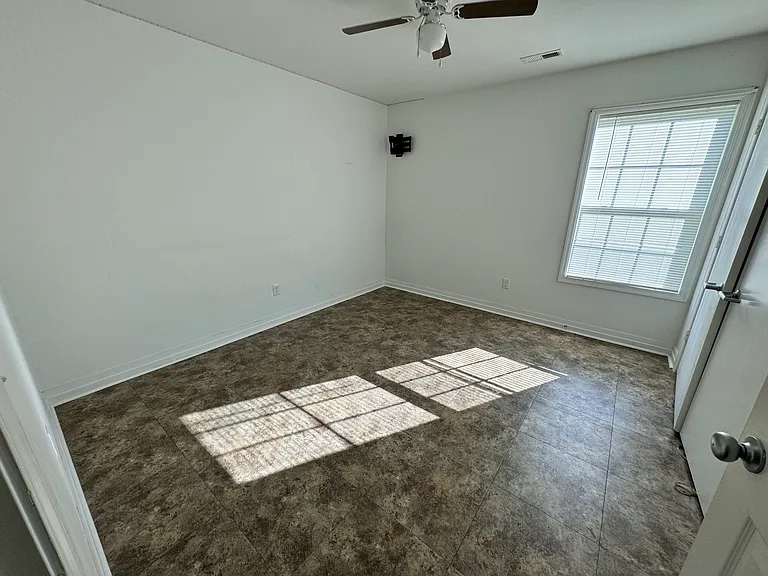 105 E North St — Photo 8