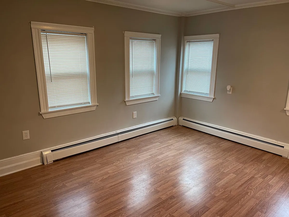 Building Photo - 327 S Main St #1L