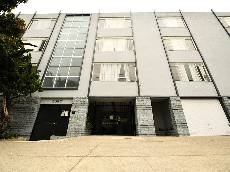 5390 Broadway — Photo 13