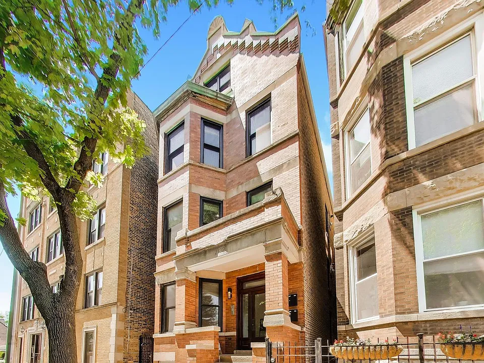 2132 N Oakley Ave #3