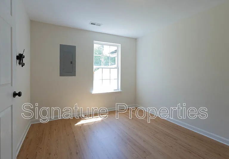 405 Lakeview Ct — Photo 29