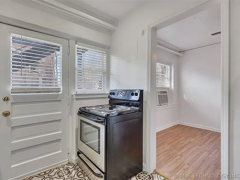 1522 E 17th St — Photo 12