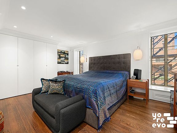 4th image of 140 E 63rd St APT 13A