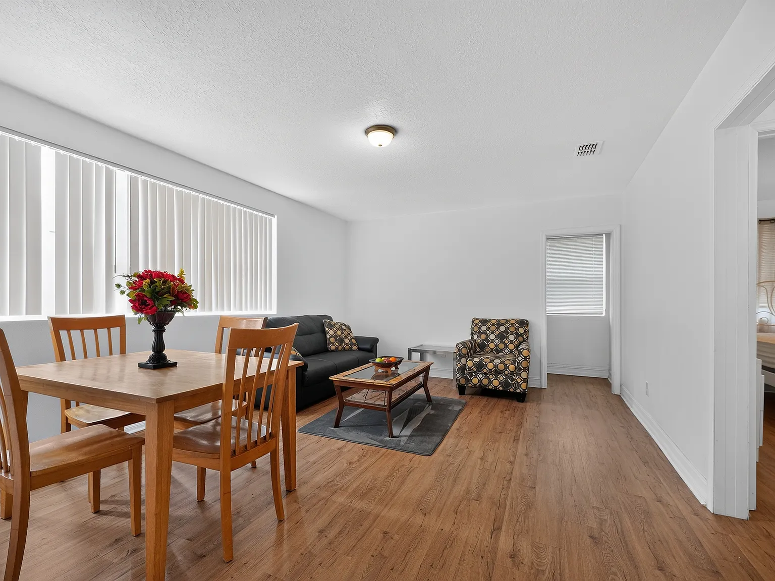 4 bed, 1976 sqft, $700 — Photo 3