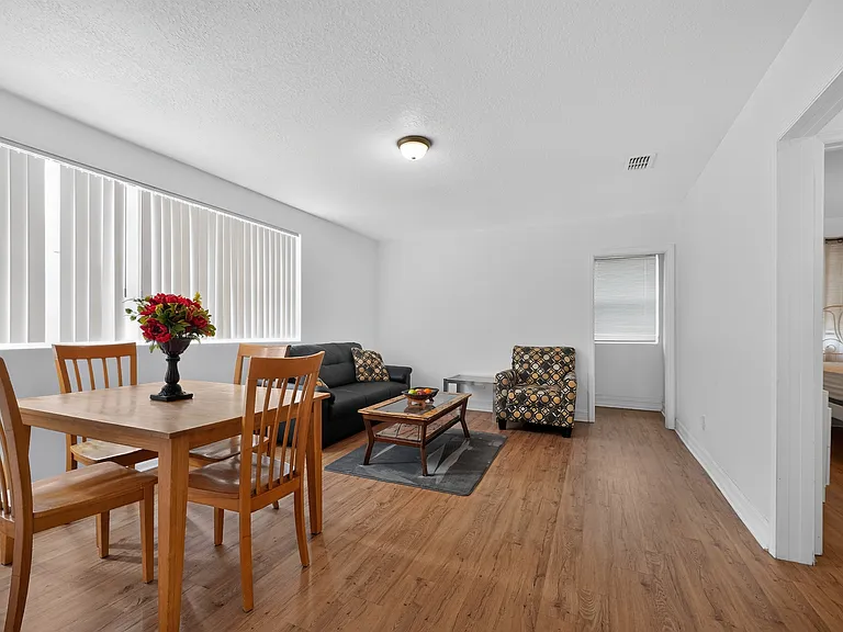 1403 W 22nd St — Photo 3