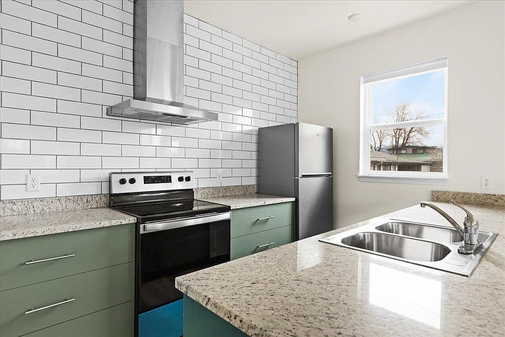 2 bed, 873 sqft, $1,800 — Photo 1