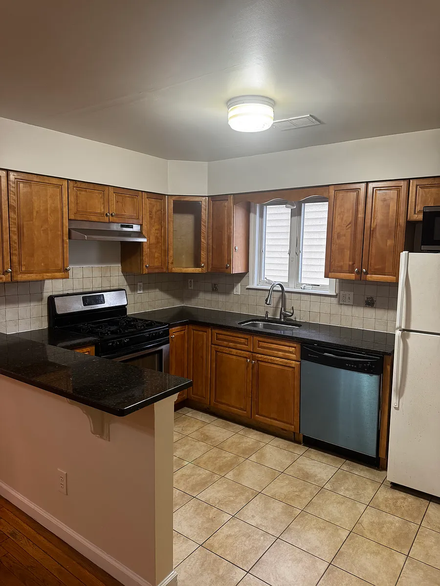 Building Photo - 95 Bleecker St #1