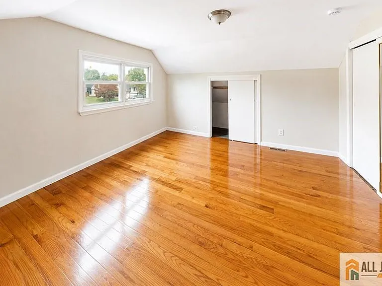 1019 Colby Ave — Photo 8