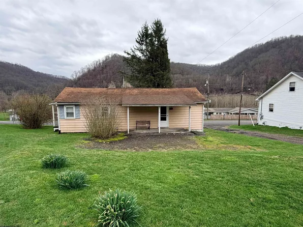 10 Center St, Rowlesburg, WV 26425