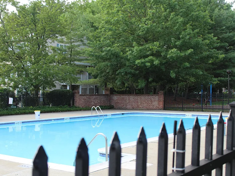46 Versailles Ct — Photo 5