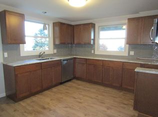 1 King Philip Ave, Bristol, RI 02809