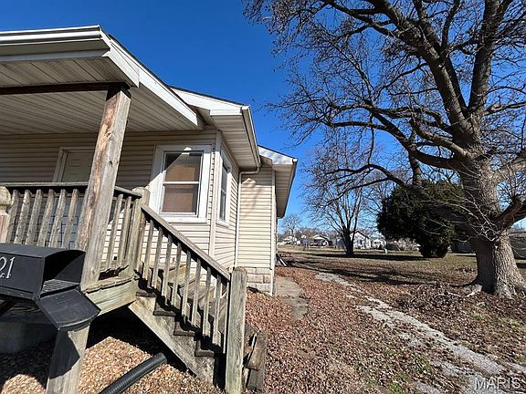 3rd image of 121 W Maple St