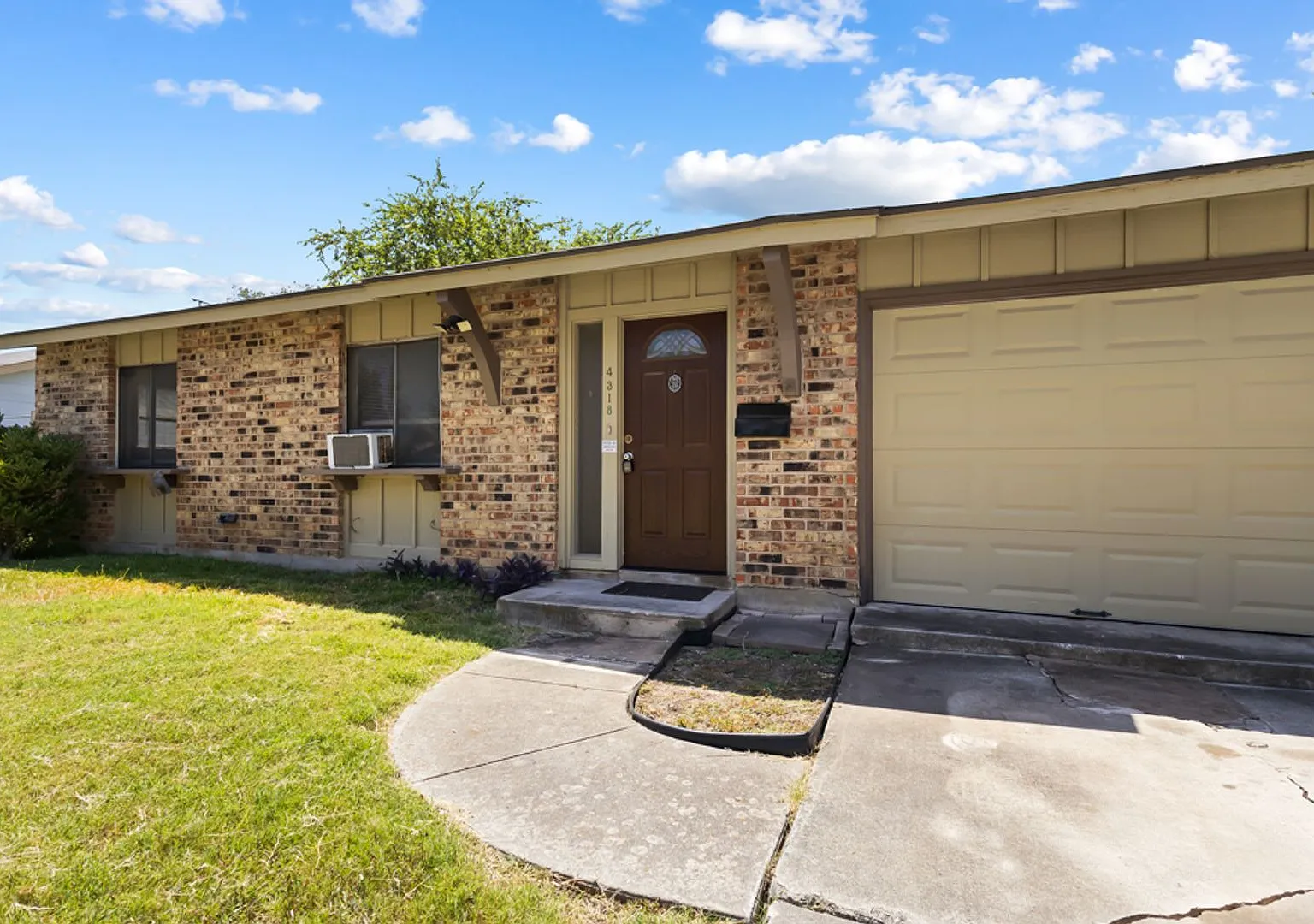 3 Bedroom/1 Bath Garden Court East — Photo 3