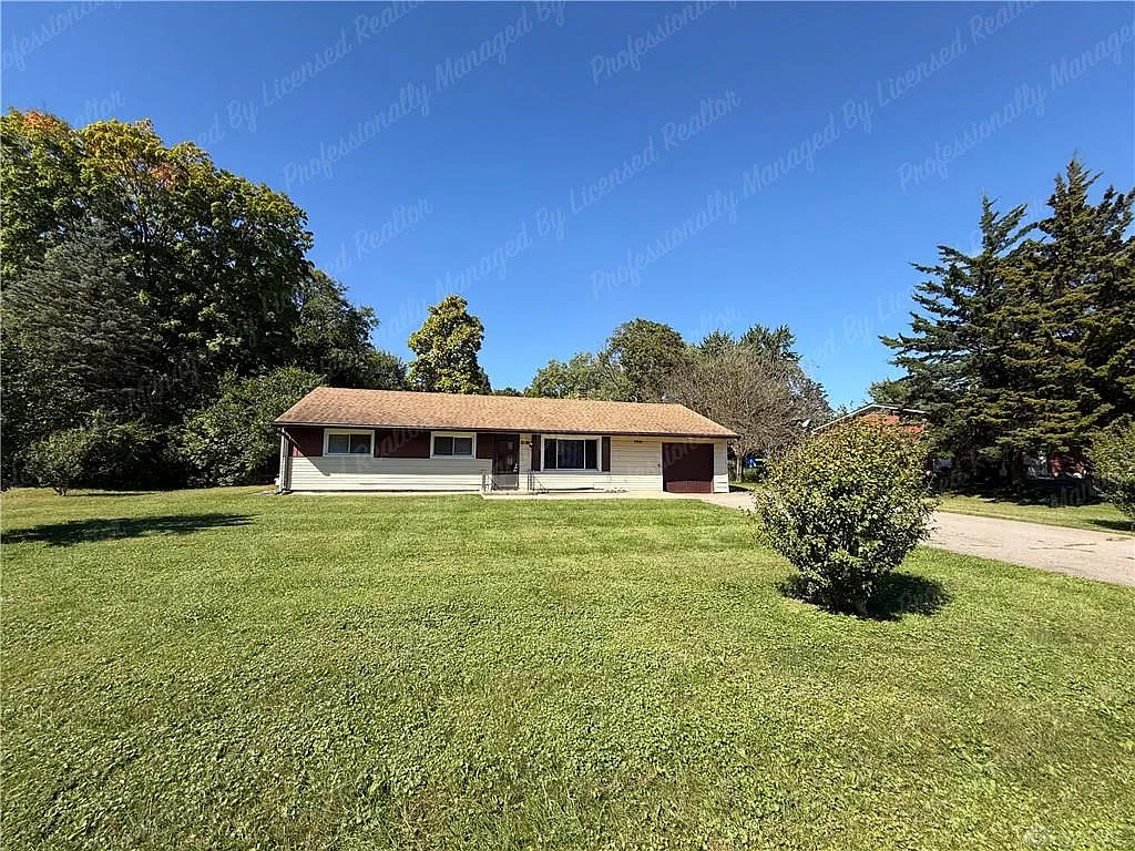 3 bed, 1.0 bath, 1040 sqft, $1,700 — Photo 2