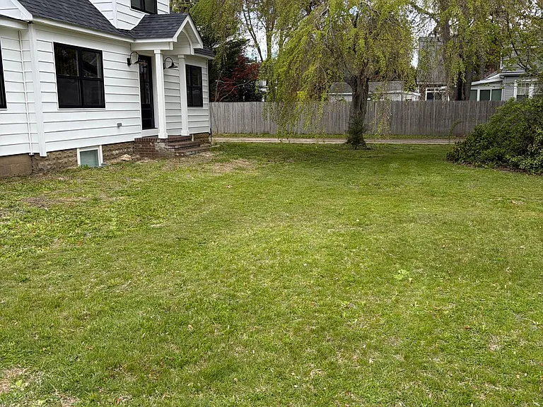 226 Gillette Ave — Photo 2