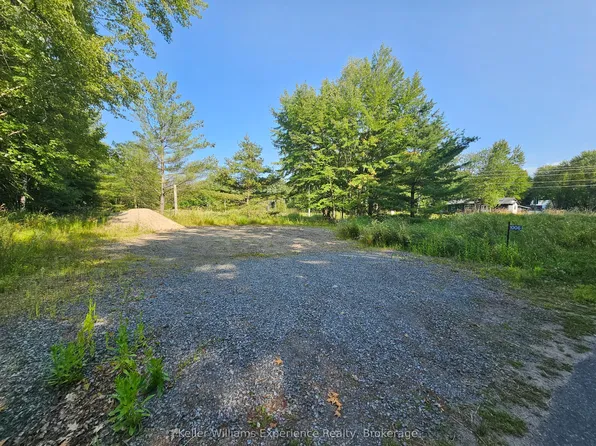 1006 Bowyers Beach Rd, Bracebridge, ON P1L 1W8