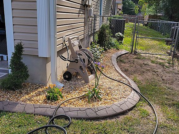 Landscape curbing 
