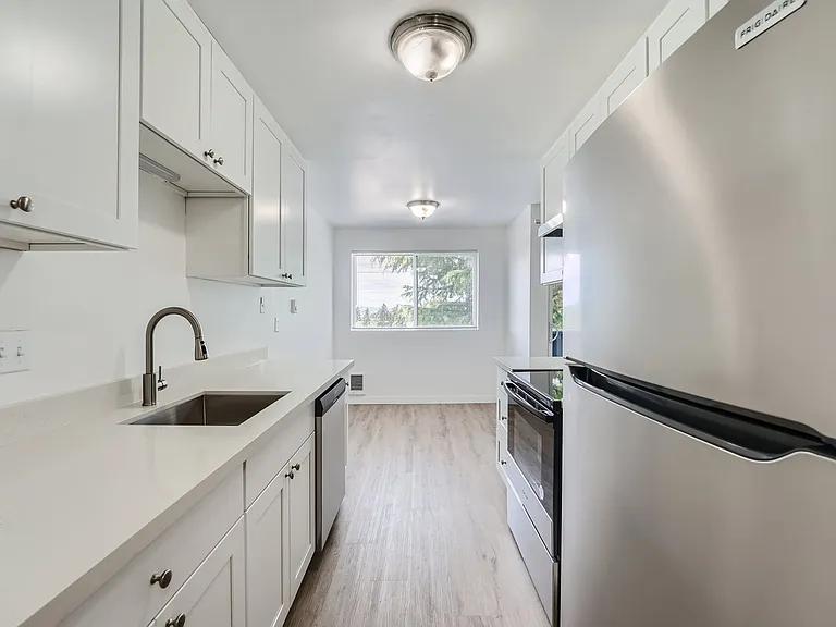 Sunset View Apartments — Photo 25