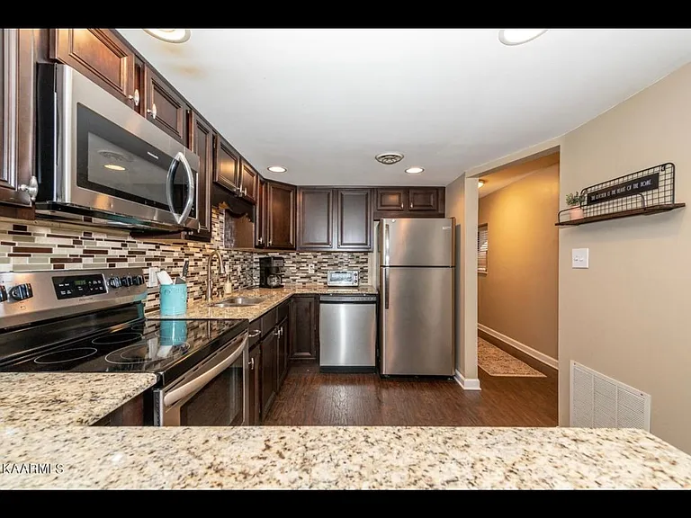 304 Olympia Dr — Photo 7