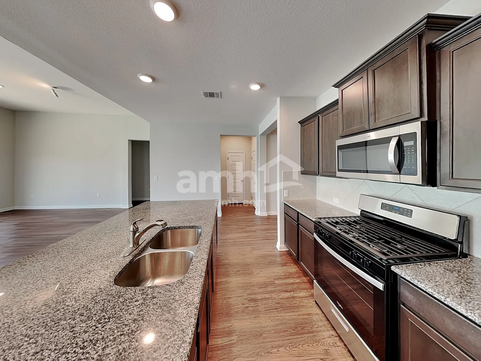 5 bed, 3.0 bath, 2407 sqft, $2,700 — Photo 4