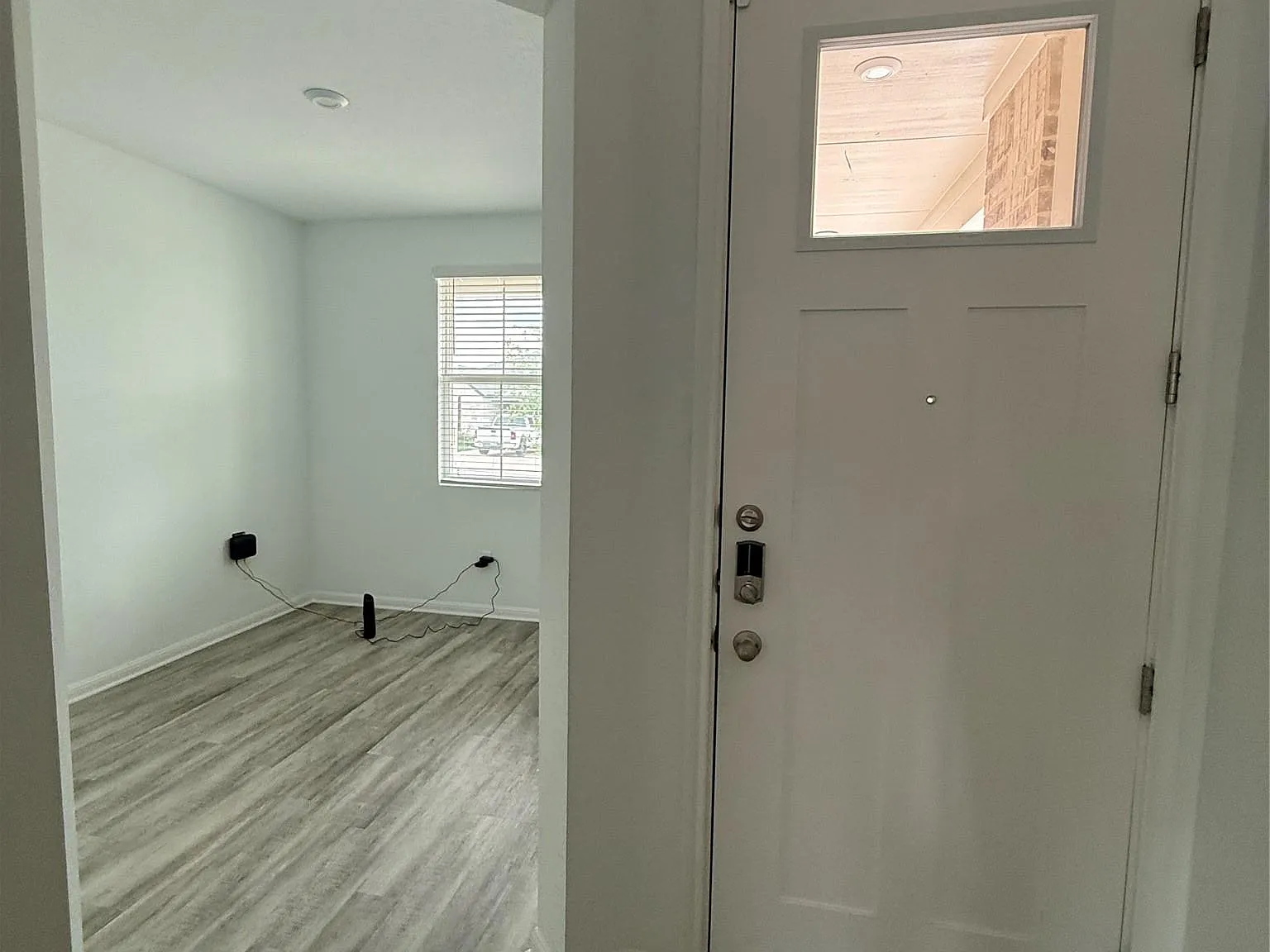 3 bed, 2.0 bath, 1835 sqft, $2,350 — Photo 2