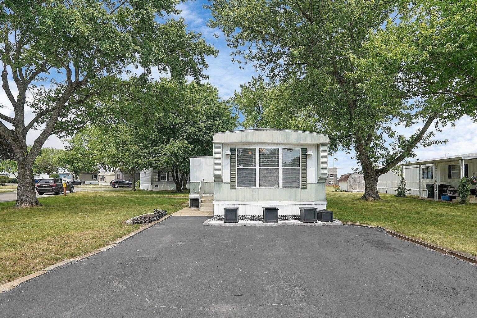 Listing photo 3 for 71 Knollwood Ct