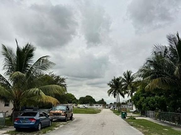 Exterior Neighborhood (street photo)