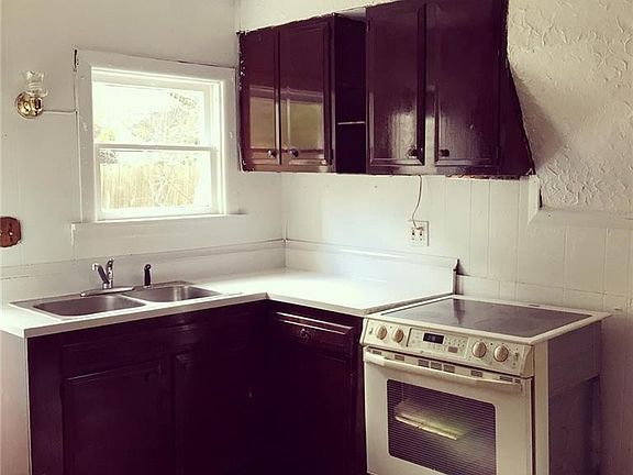 5th image of 70 Lakin Ave