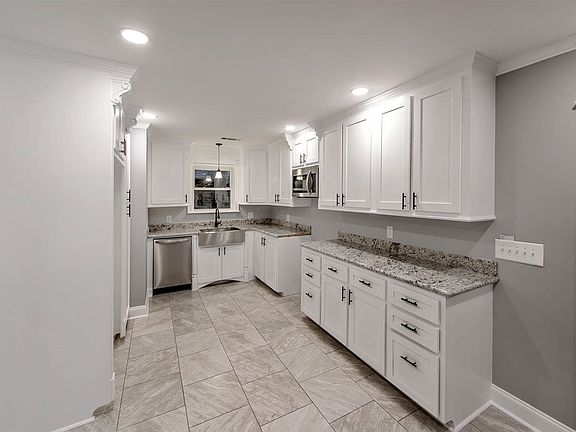 5th image of 417 Lake Crescent Cir