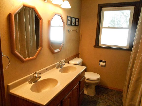 2 sinks in the full bath!