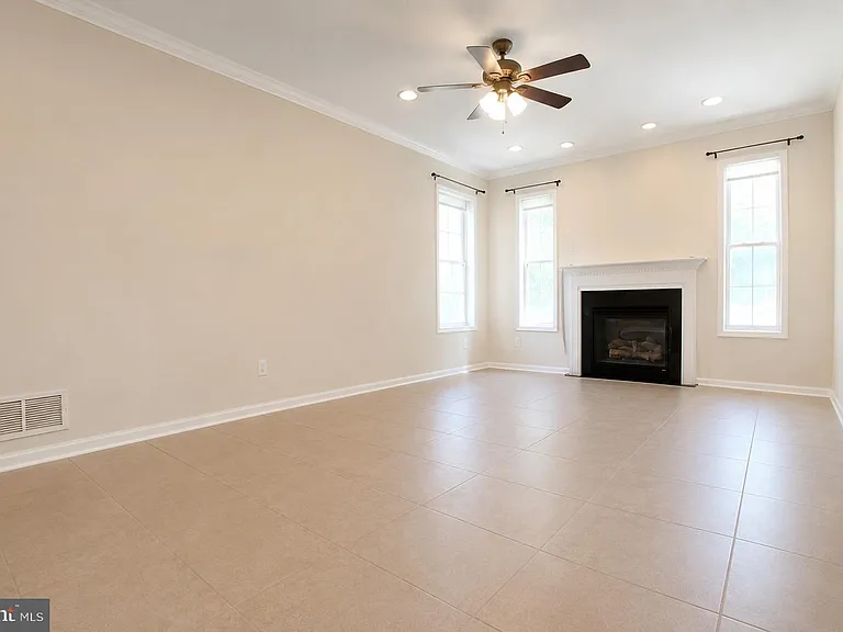 33 Farmington Ct — Photo 4