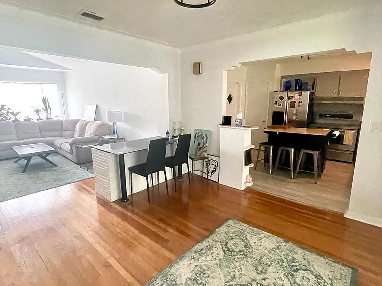 10815 NE 10th Pl — Photo 9